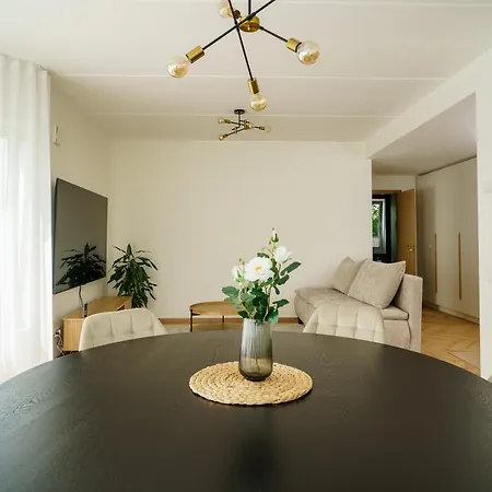 Stylish Veerenni Apartment With Panoramic Windows Apartman Tallinn